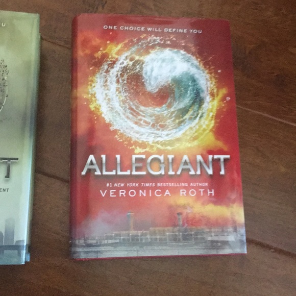 Veronica Roth LOT BUNDLE THREE BOOKS Divergent Insurgent Allegiant - Picture 4 of 11